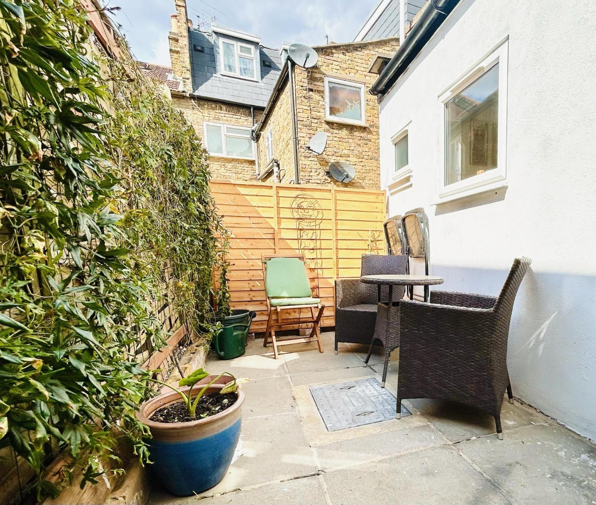 Apartment Courtyard Oasis London